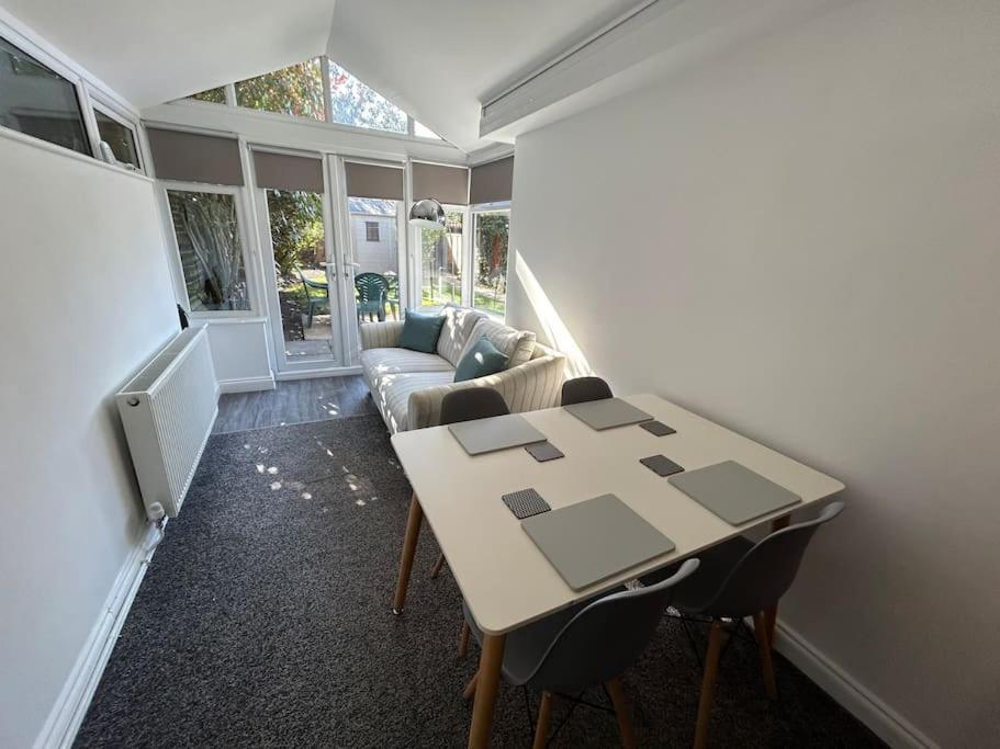 Modern & Spacious 4 Bedroom Home Crewe Exterior foto